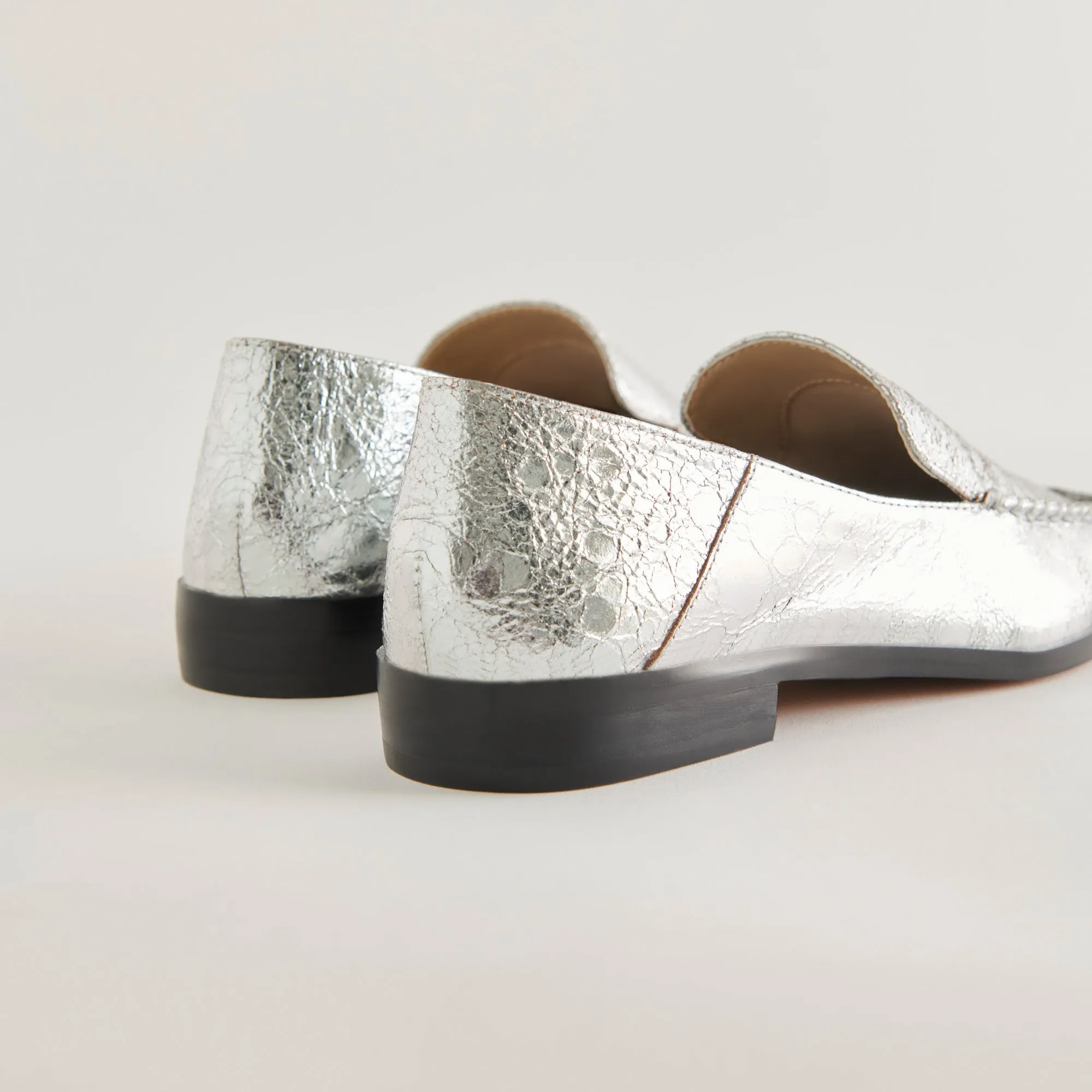 BENY FLATS SILVER DISTRESSED LEATHER